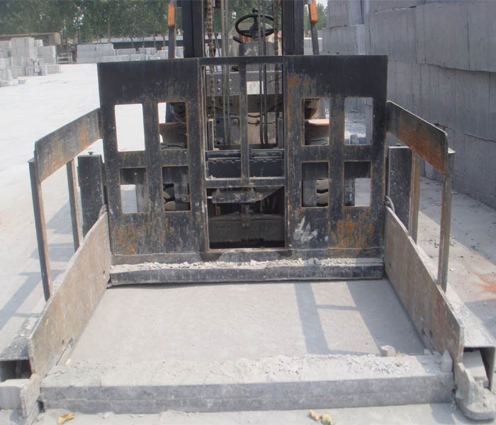 鏟車(chē)改裝抱磚機(jī)