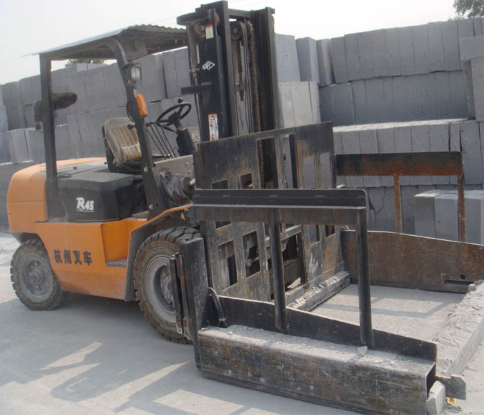 叉車(chē)抱磚機(jī)